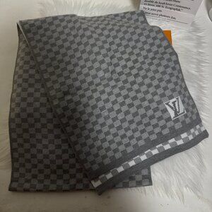 Louis Vuitton women‘s print scarf